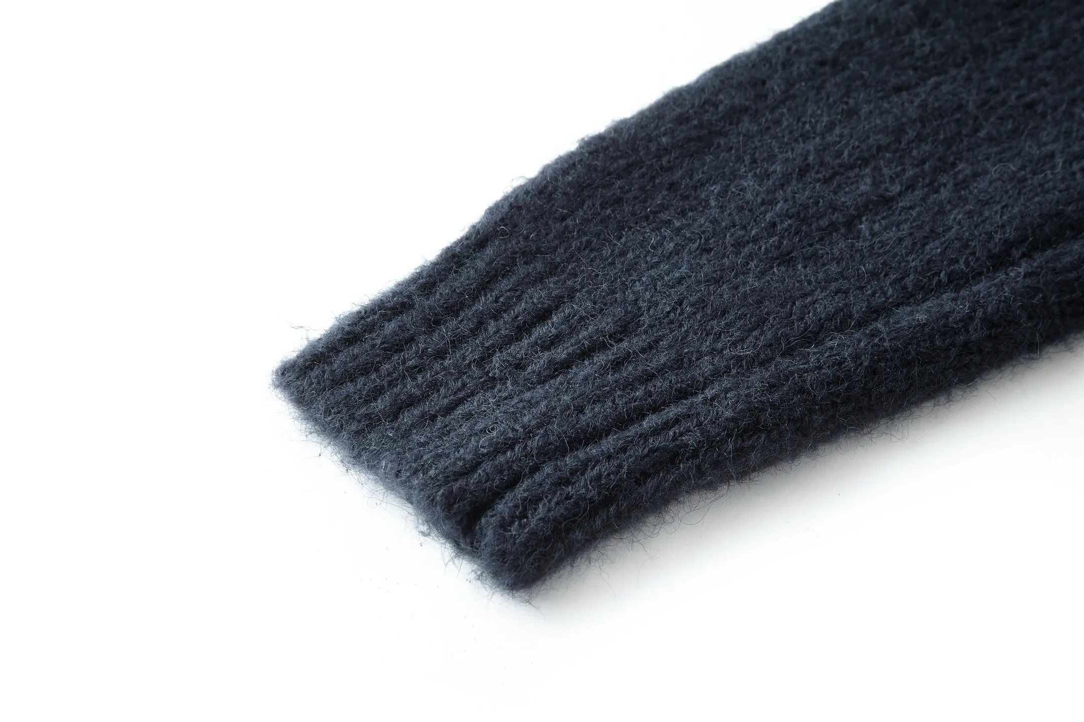 🅿️500 1v 25FW Mirror Logo Intarsia Sweater (Navy Blue) The original version was purchased and developed for 12,200. The fabric is made of 55% blended wool yarn and 45% cotton thread. This fabric has a stiff shape and is not easy to fluff. It is covered with a layer of wool to ensure a smooth and smooth feel. The intarsia is woven using machines imported from Germany, and each line is consistent. Garment wash fixed fit. This crewneck sweater is made from a blend of sheep wool and yak hair, with thick yarns to create a soft texture. The contrasting LV logo is integrated into the knitted fabric, and the mirror-effect logo is cleverly displayed on the rear. The casual and elegant design makes it easy to style your weekend look. Size:S-M-L-XL
